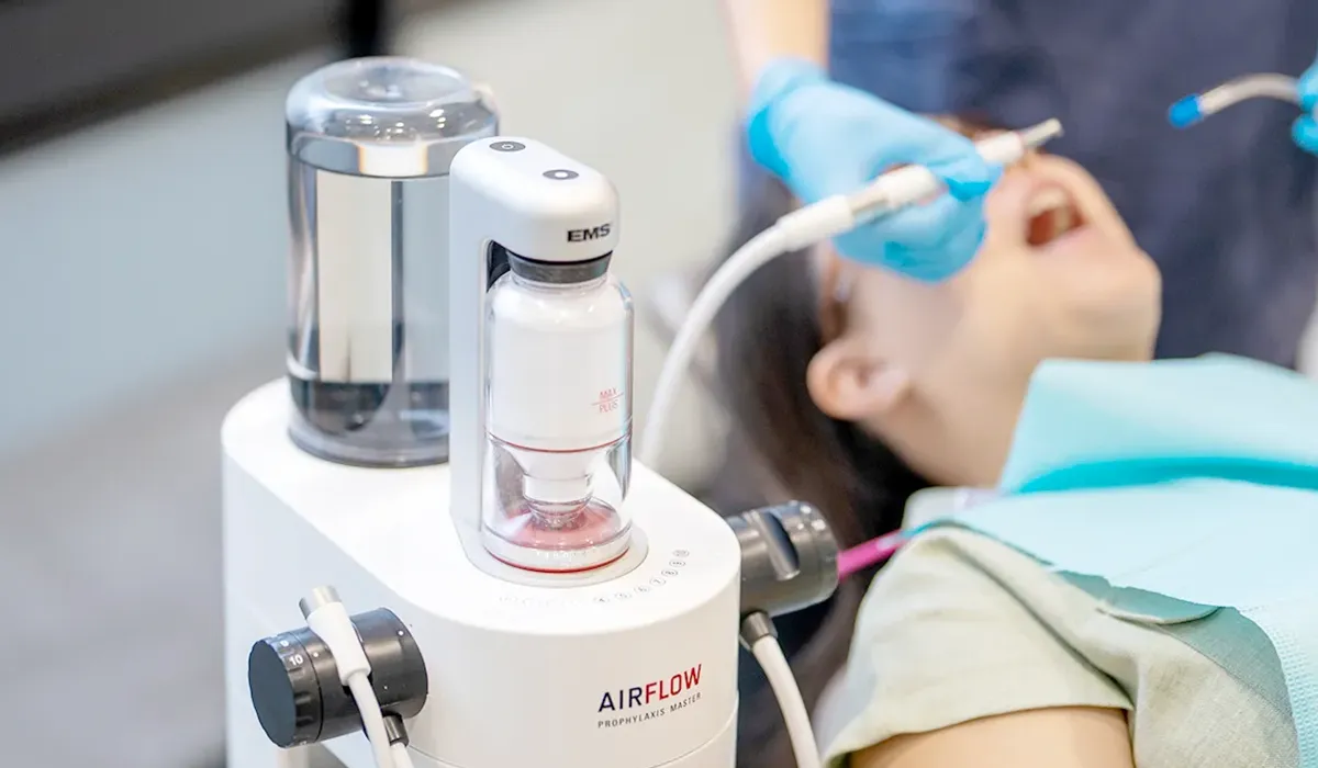 Airflow teeth cleaning